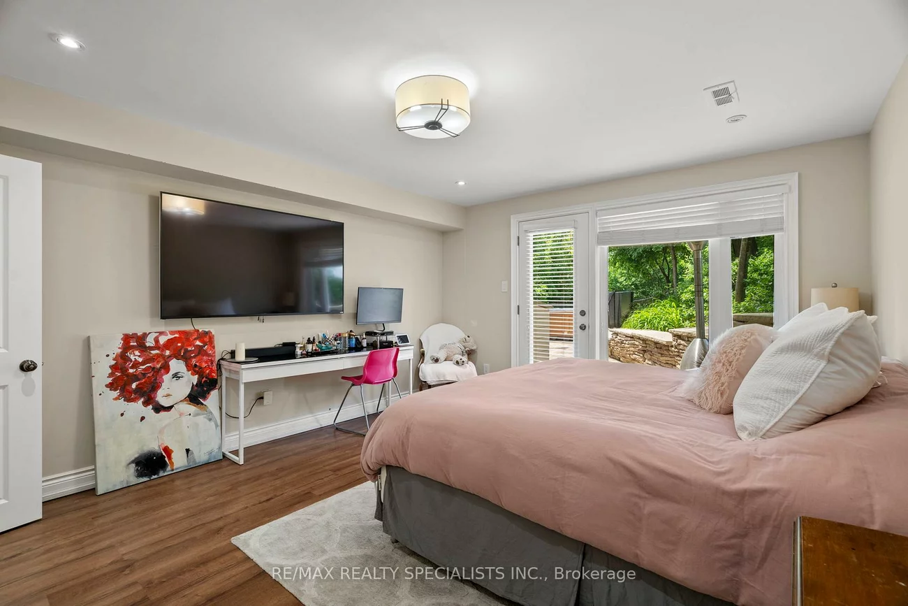 42, Heathview, Bayview Village, Toronto
