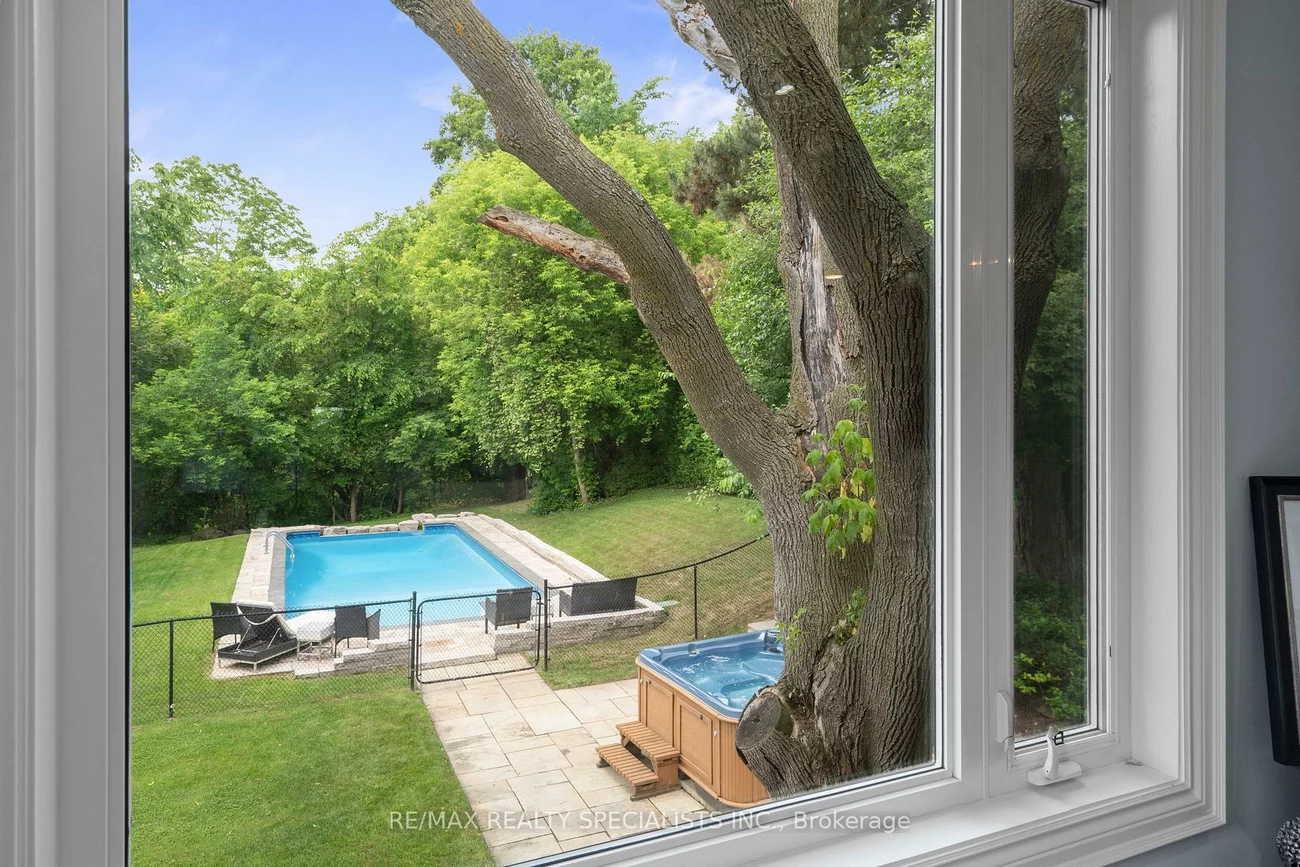 42, Heathview, Bayview Village, Toronto