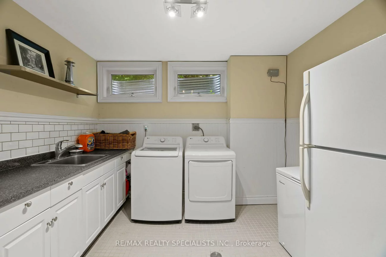 42, Heathview, Bayview Village, Toronto