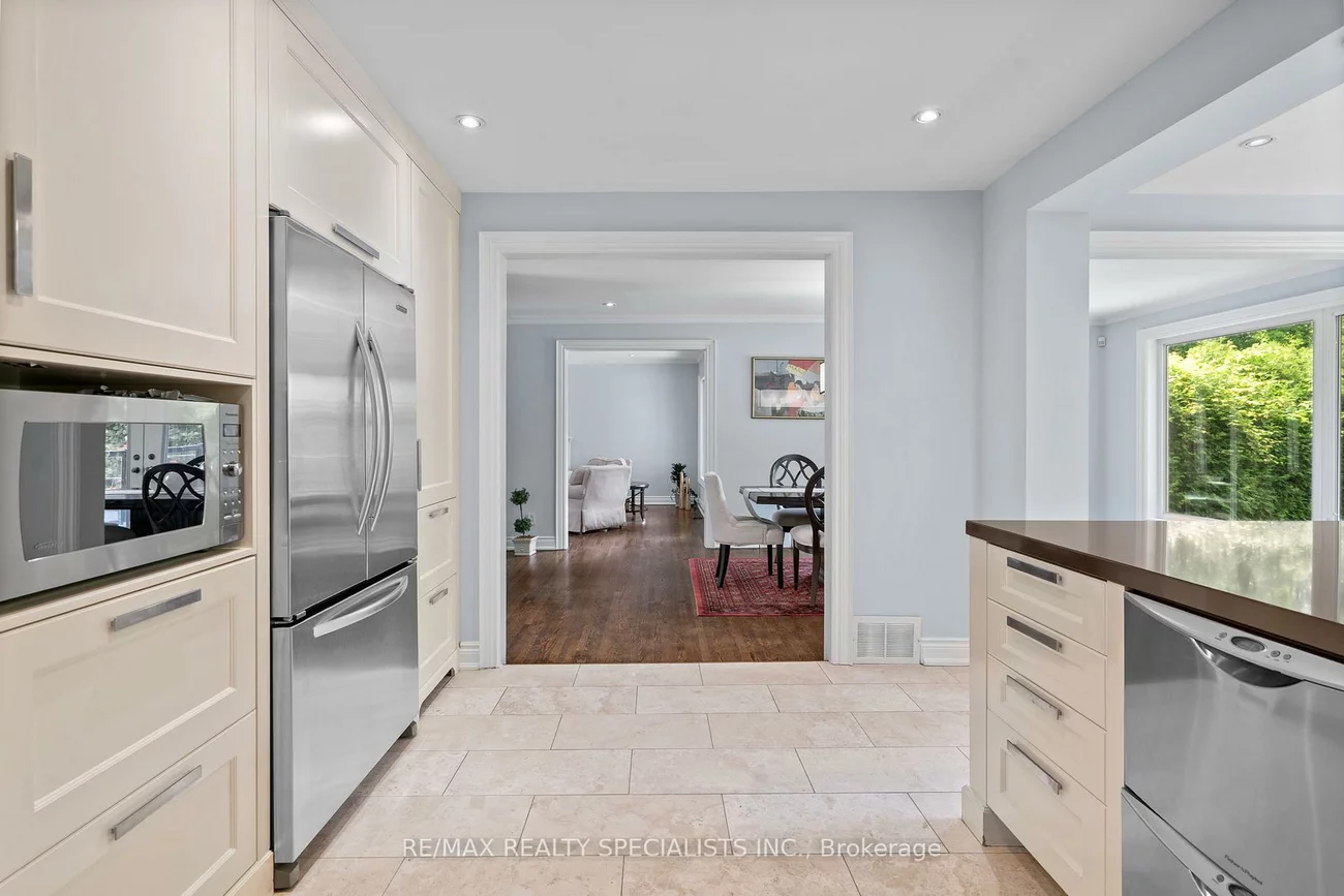 42, Heathview, Bayview Village, Toronto