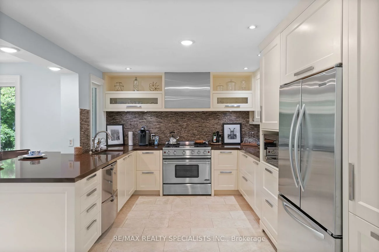 42, Heathview, Bayview Village, Toronto