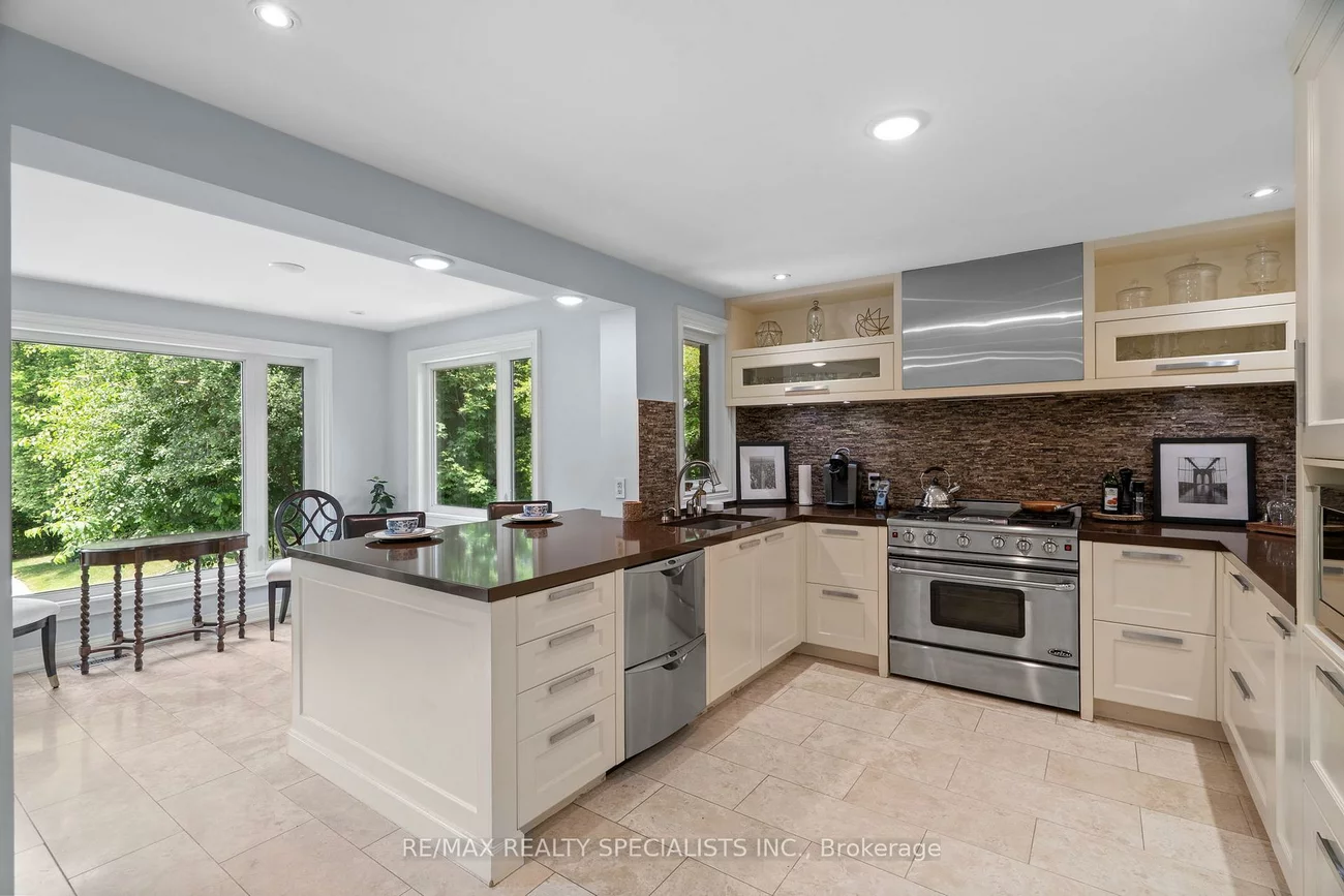 42, Heathview, Bayview Village, Toronto
