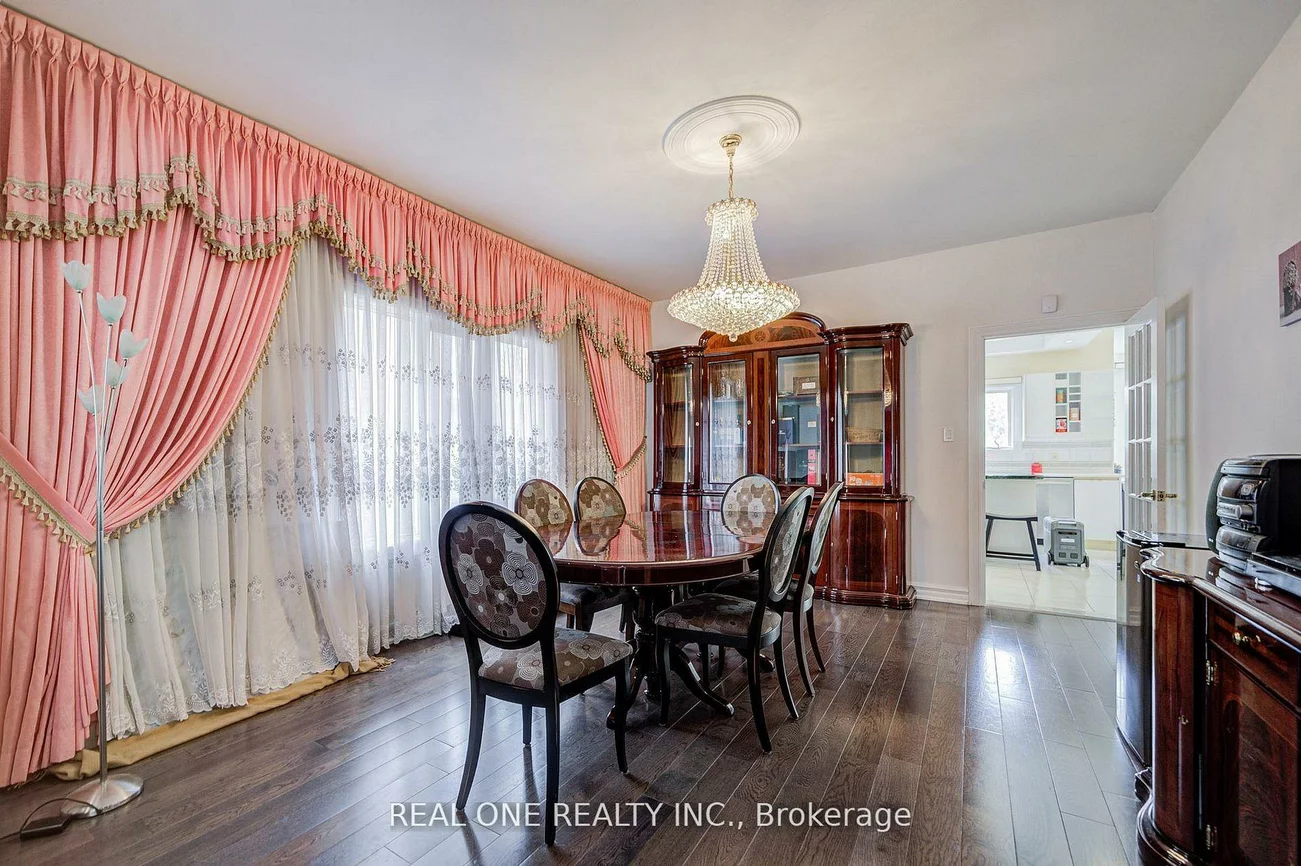 261, Mckee, Willowdale East, Toronto