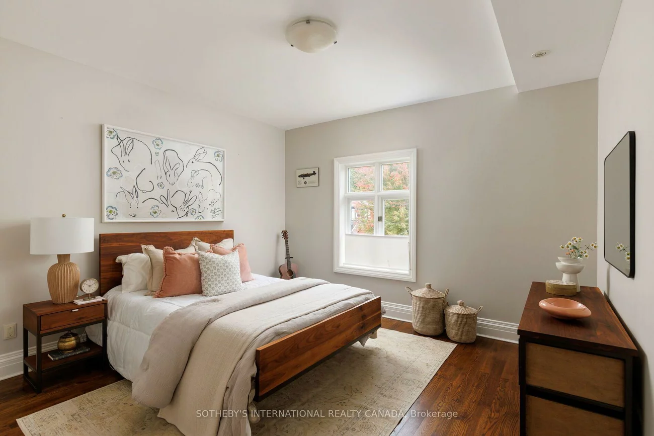 1, Nina, Casa Loma, Toronto
