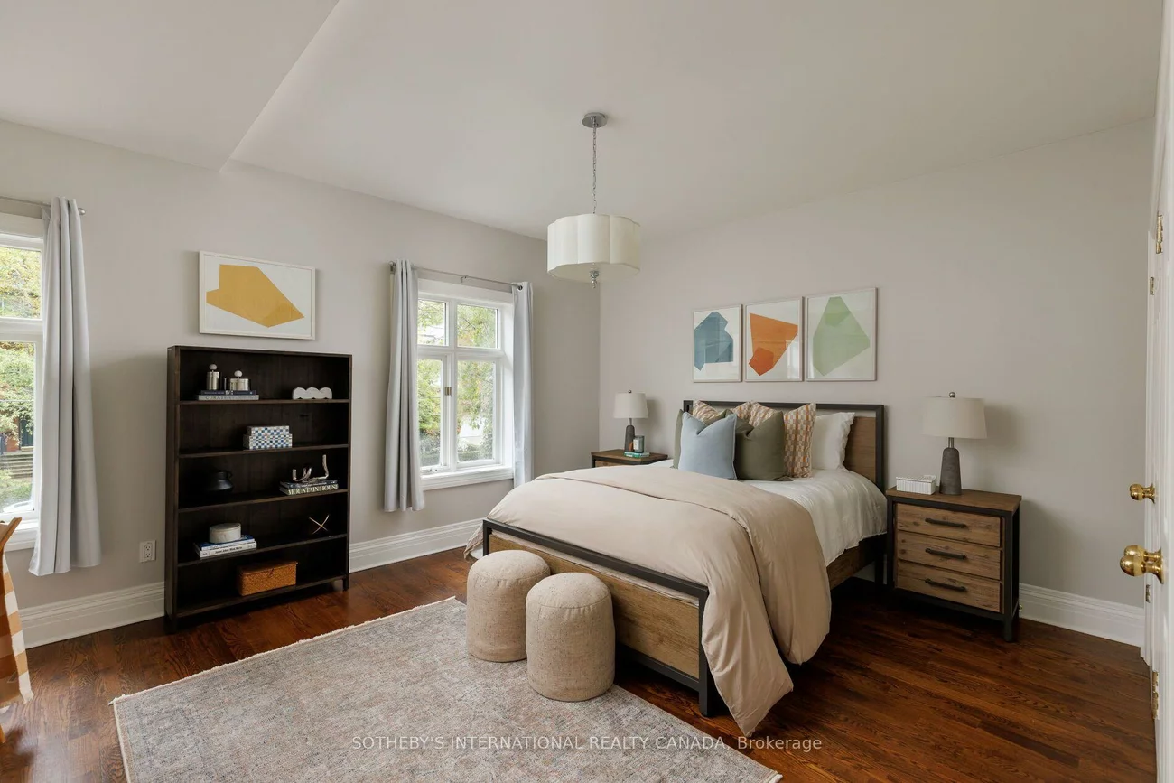 1, Nina, Casa Loma, Toronto