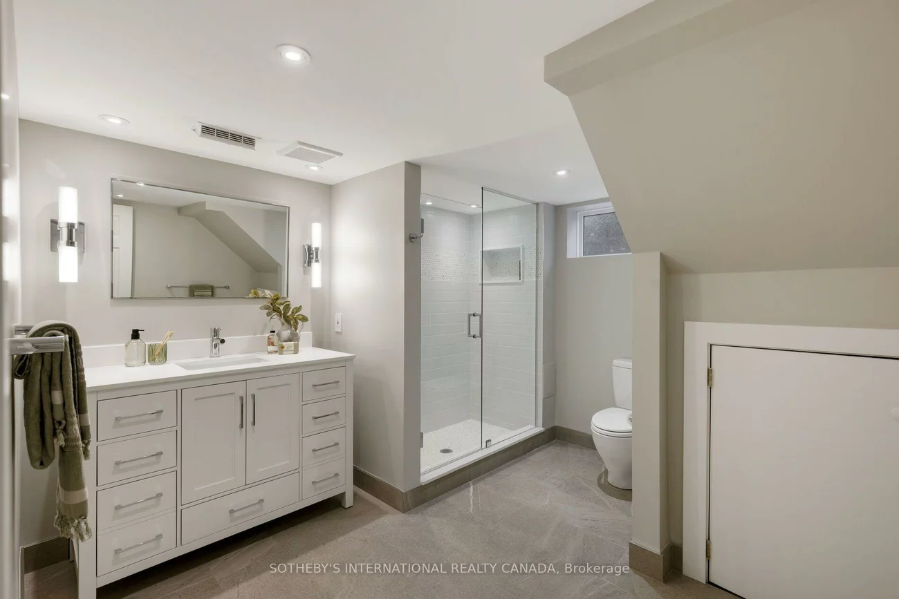 1, Nina, Casa Loma, Toronto