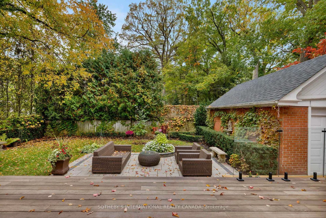 1, Nina, Casa Loma, Toronto