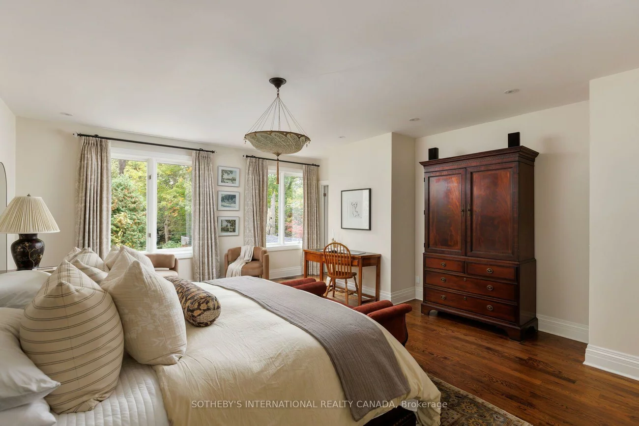 1, Nina, Casa Loma, Toronto