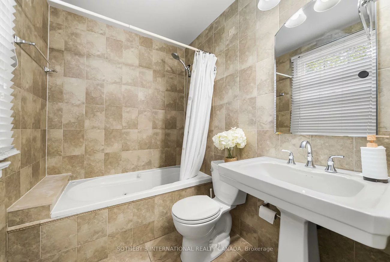 29, Highbourne, Yonge-St. Clair, Toronto