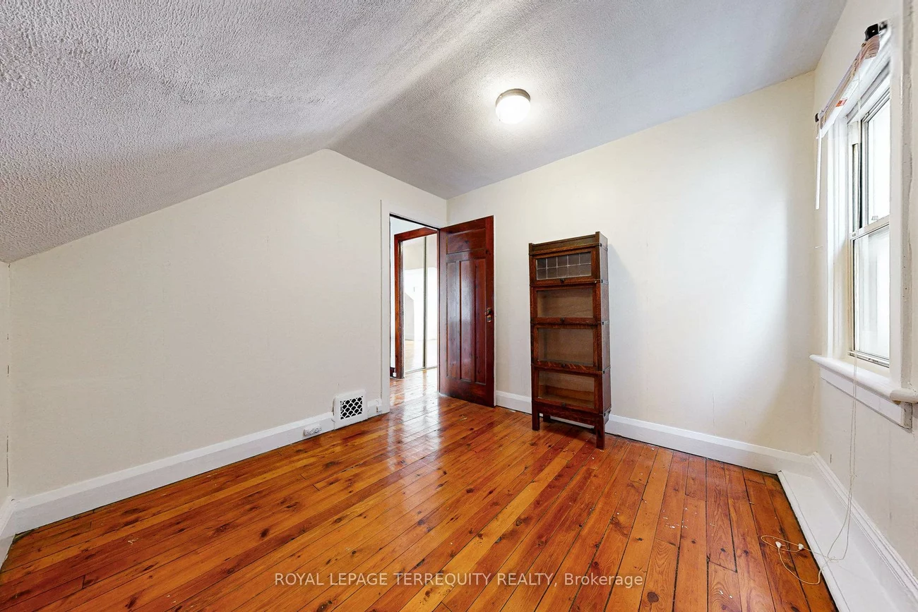 40, Strathcona, North Riverdale, Toronto