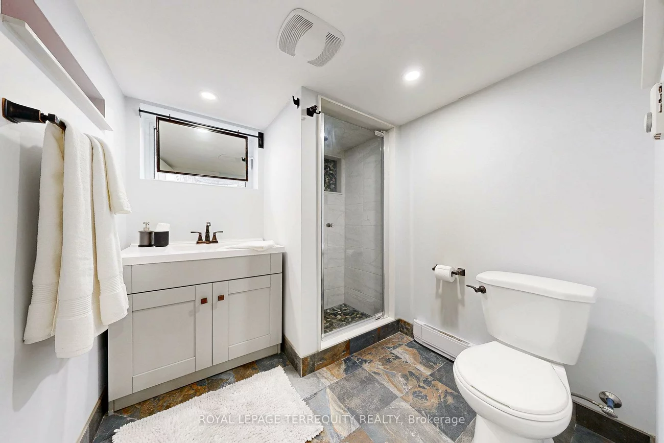 40, Strathcona, North Riverdale, Toronto