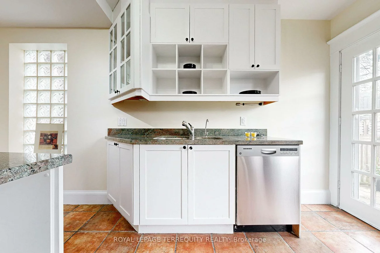 40, Strathcona, North Riverdale, Toronto