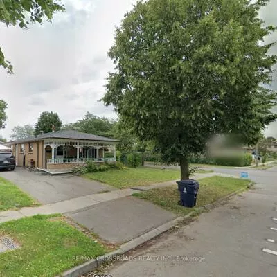 32, Lighthall, Malvern, Toronto