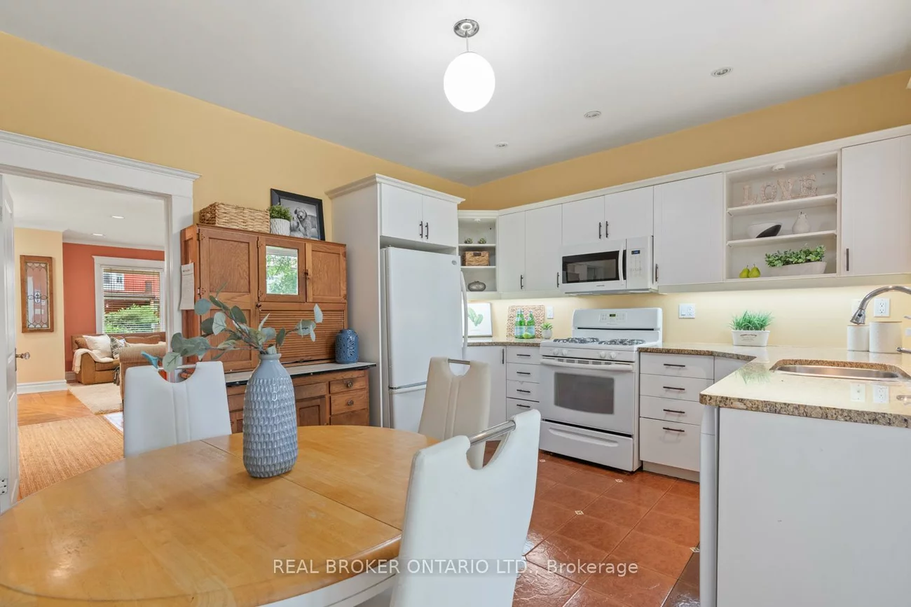 23, Muriel, Danforth, Toronto