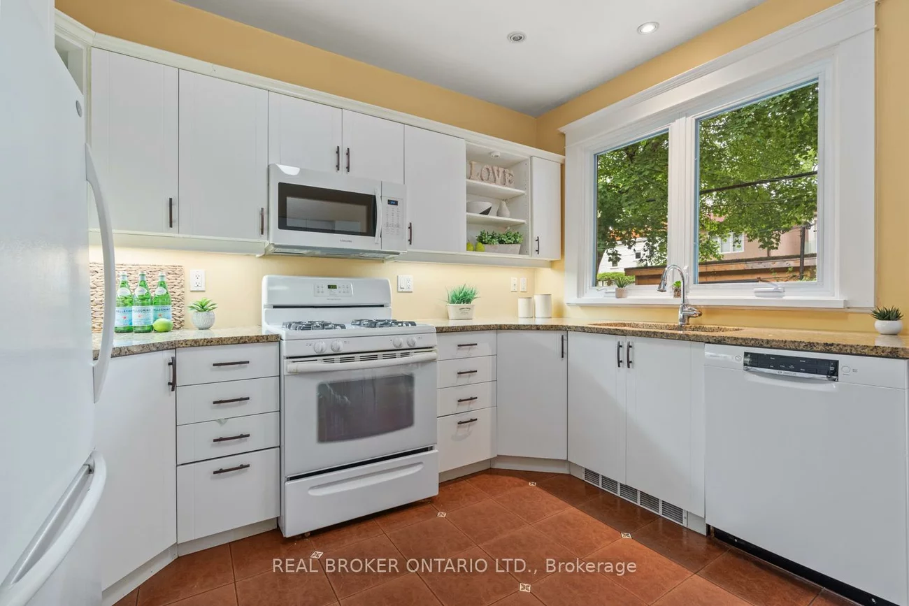 23, Muriel, Danforth, Toronto