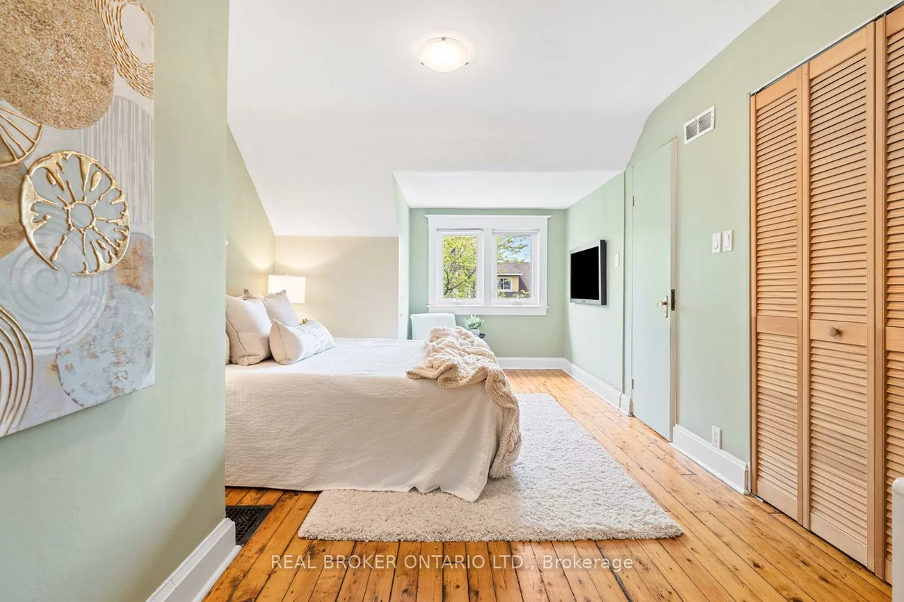 23, Muriel, Danforth, Toronto