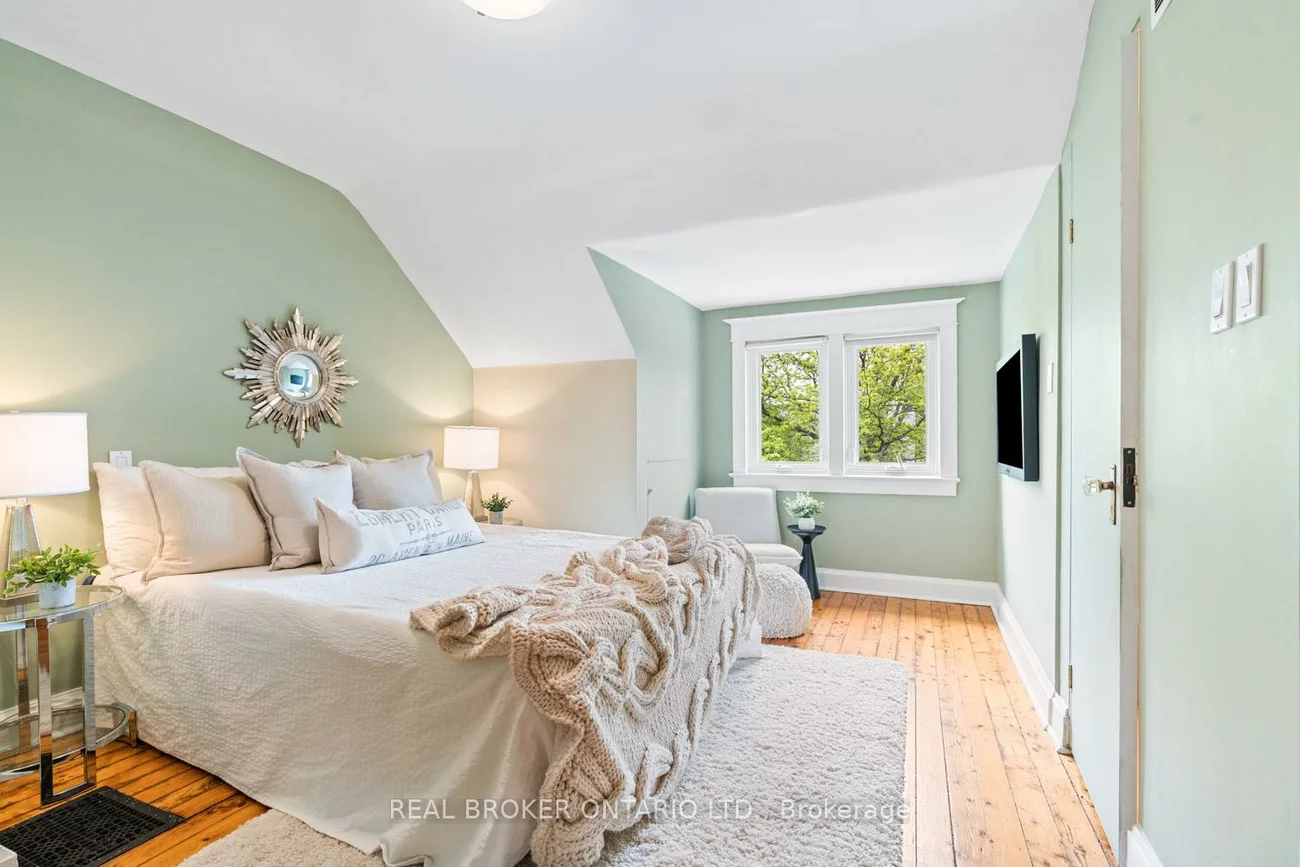 23, Muriel, Danforth, Toronto