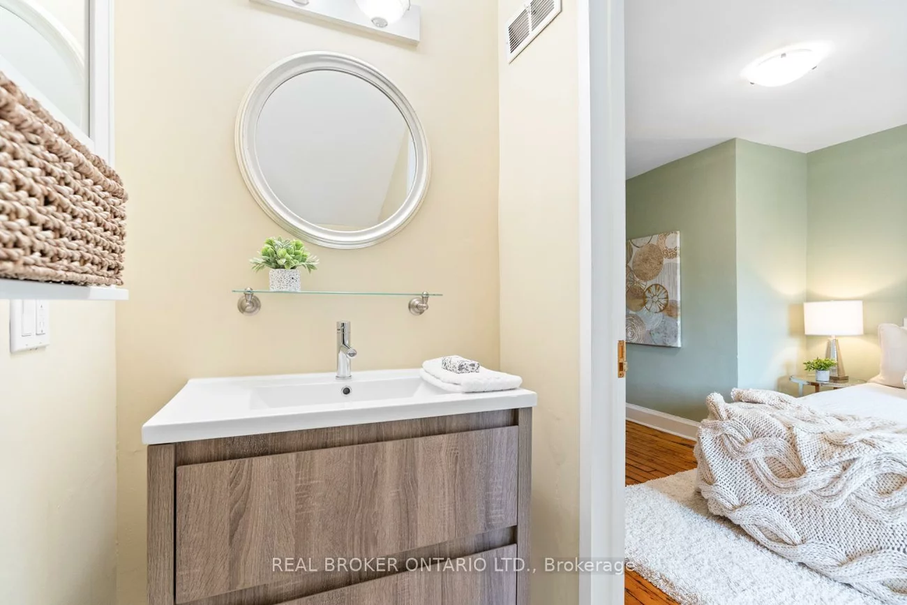 23, Muriel, Danforth, Toronto