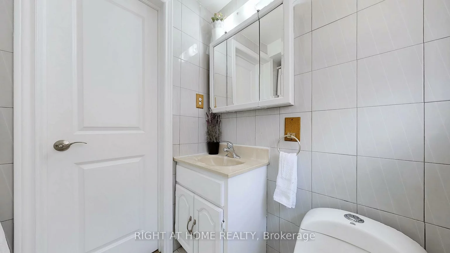 12A, Kenmore, Clairlea-Birchmount, Toronto