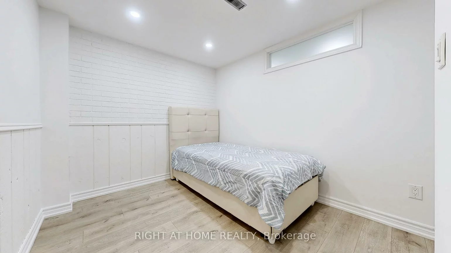 12A, Kenmore, Clairlea-Birchmount, Toronto