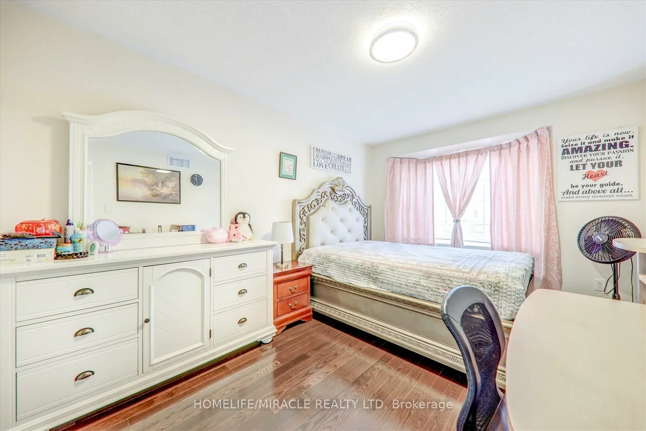22, Vivian, Cliffcrest, Toronto