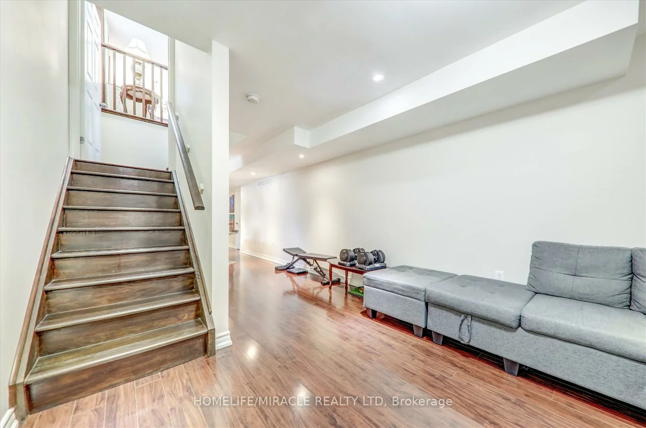 22, Vivian, Cliffcrest, Toronto