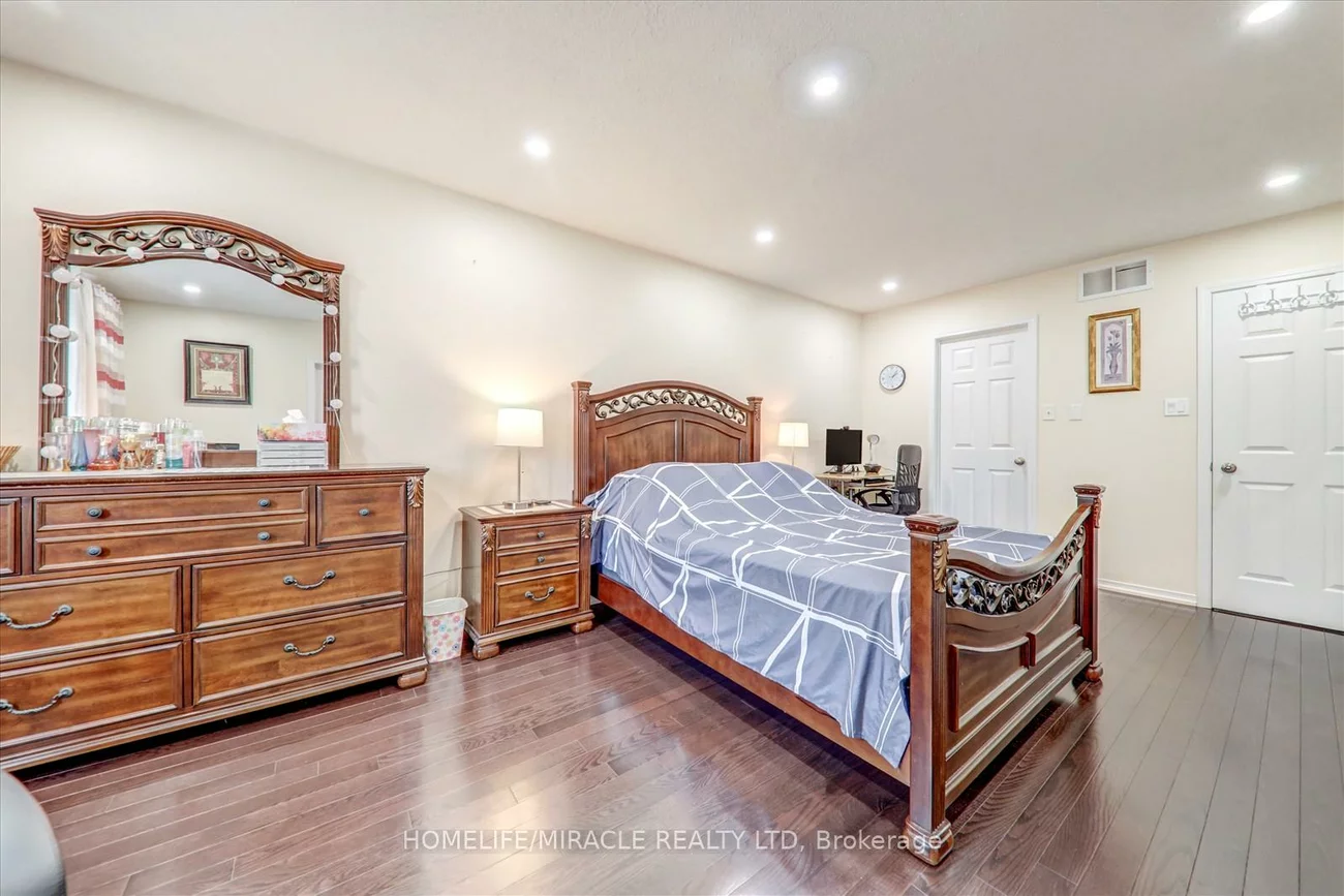 22, Vivian, Cliffcrest, Toronto