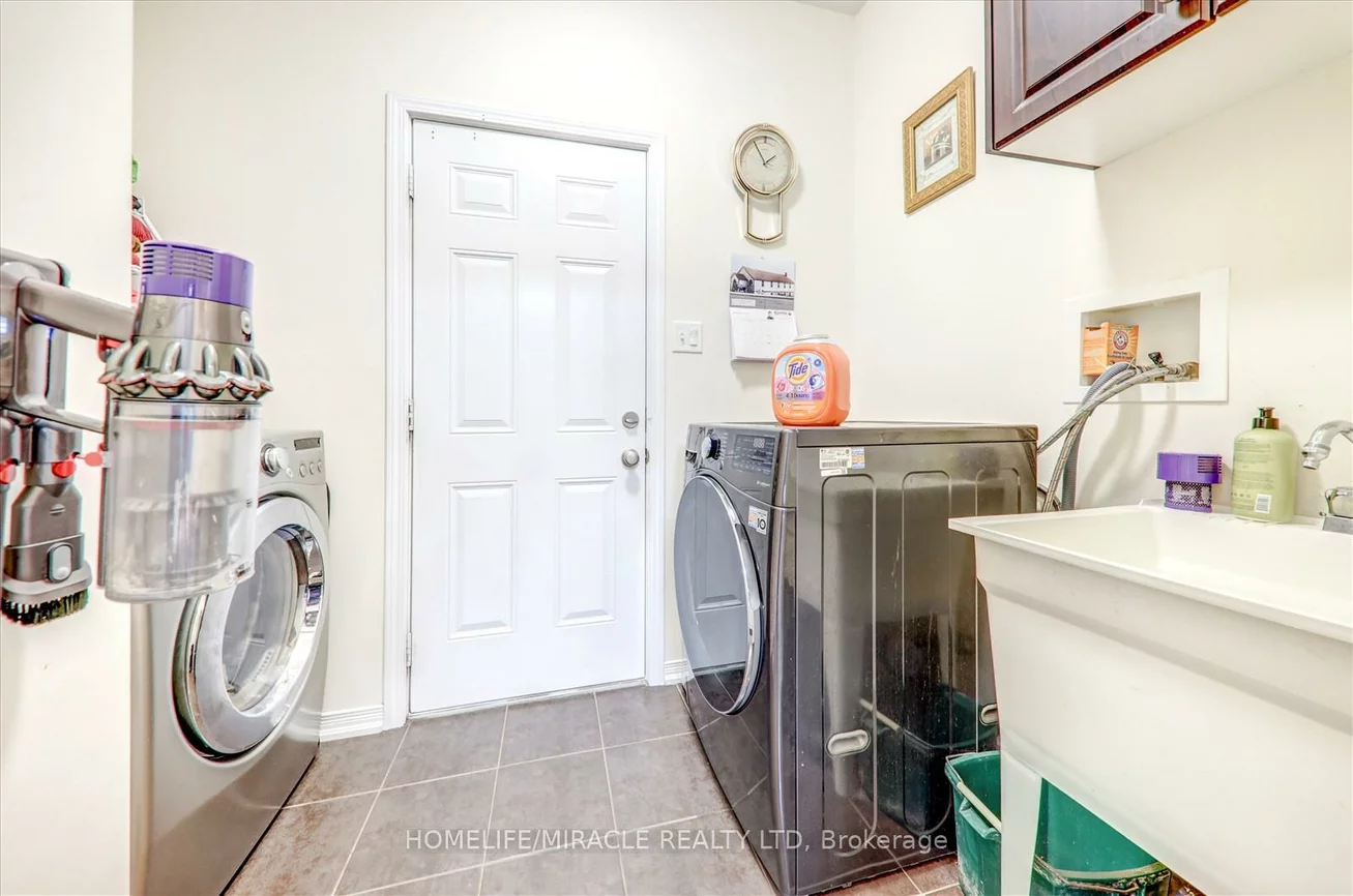 22, Vivian, Cliffcrest, Toronto
