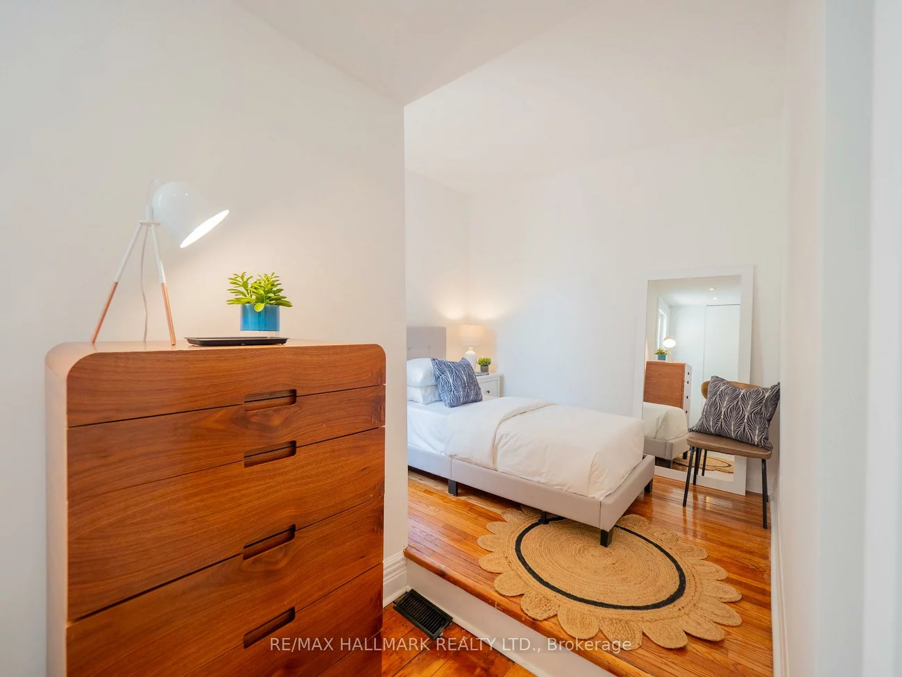 67, Langley, North Riverdale, Toronto
