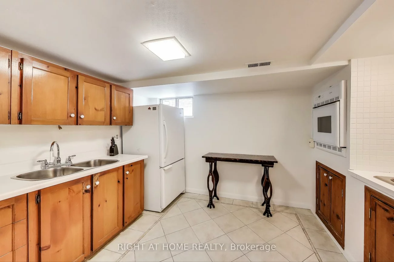 2, sutherland, Crescent Town, Toronto