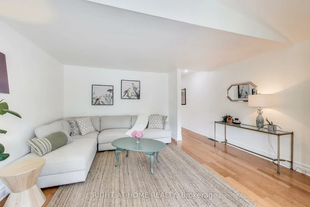 2, sutherland, Crescent Town, Toronto