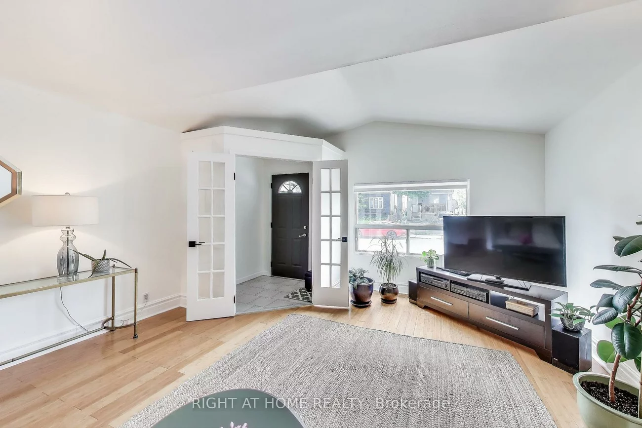 2, sutherland, Crescent Town, Toronto