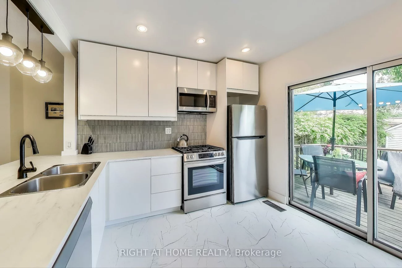 2, sutherland, Crescent Town, Toronto