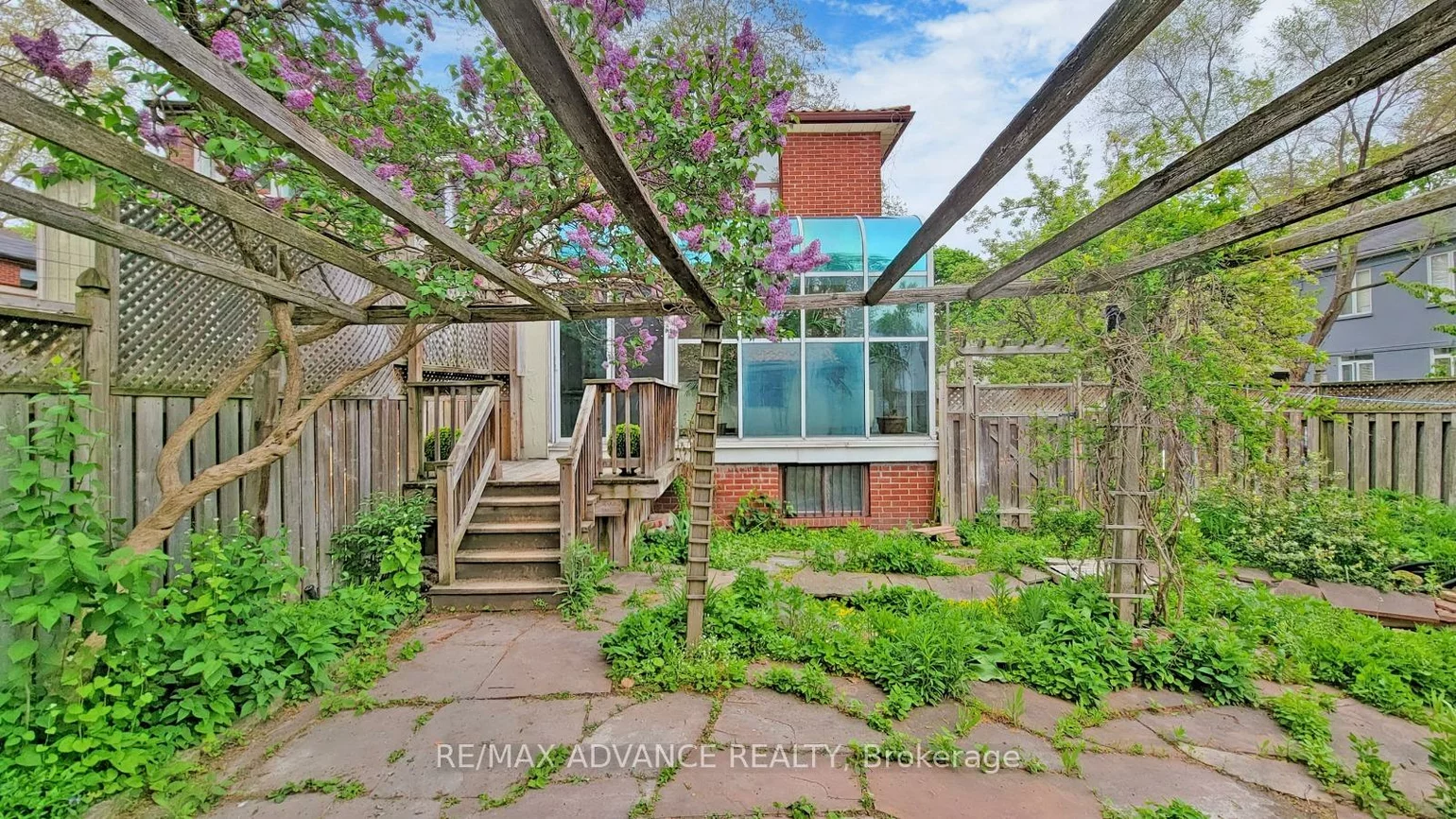 108, Eaton, Danforth, Toronto