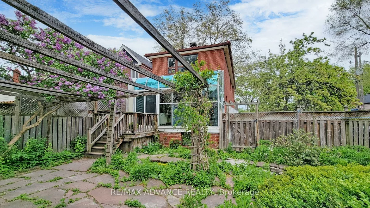108, Eaton, Danforth, Toronto