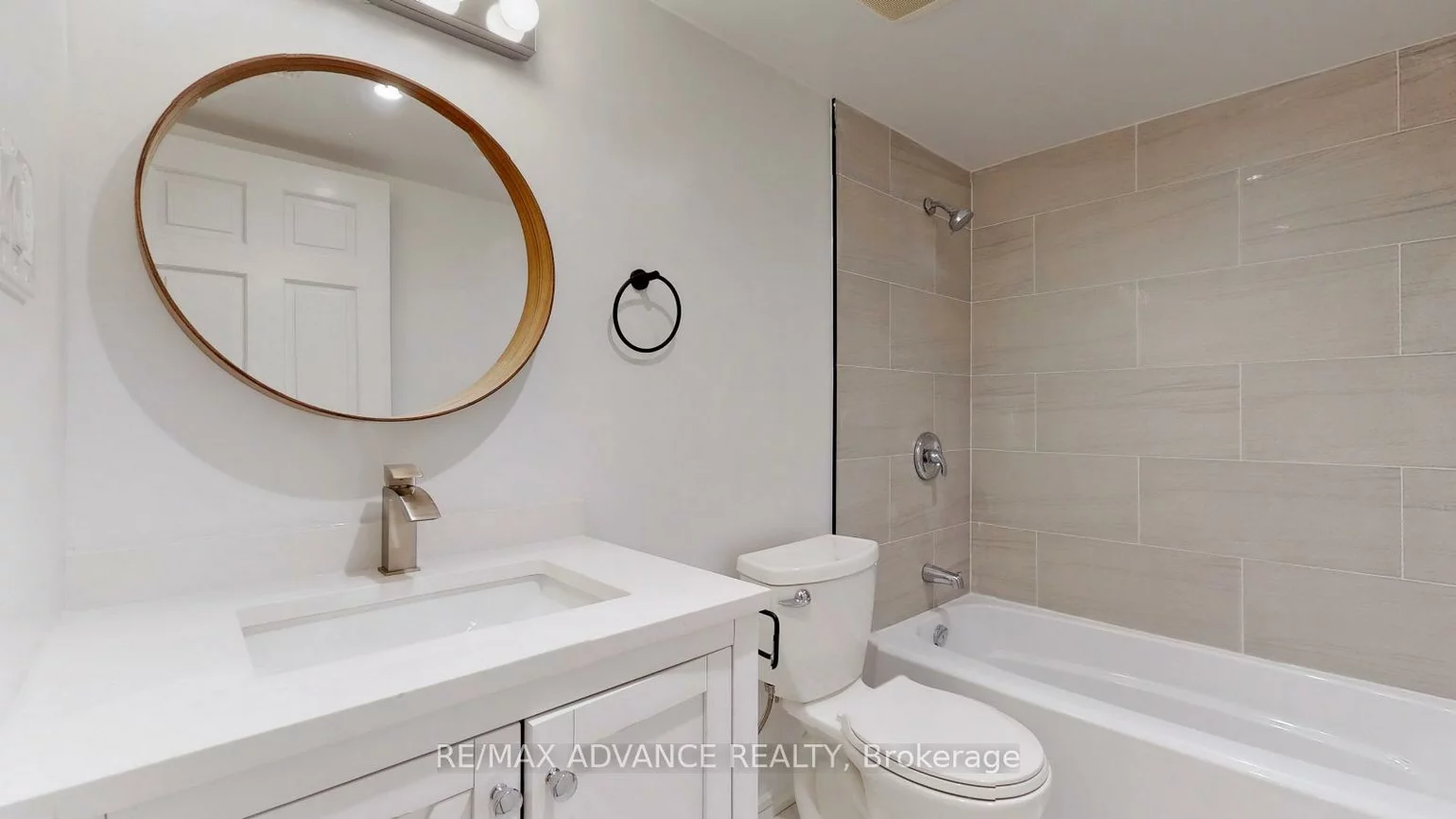 108, Eaton, Danforth, Toronto