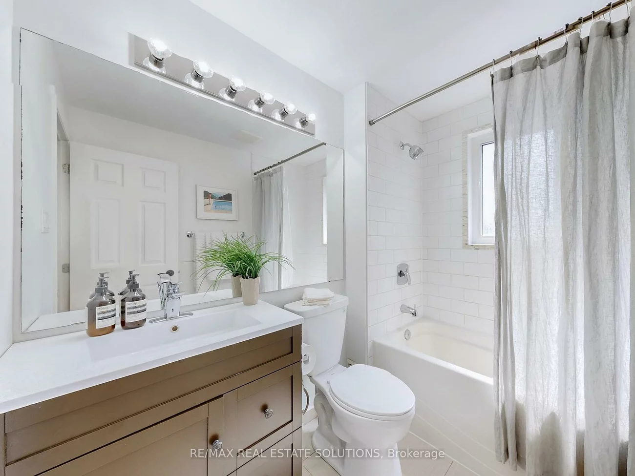 114, Booth, South Riverdale, Toronto