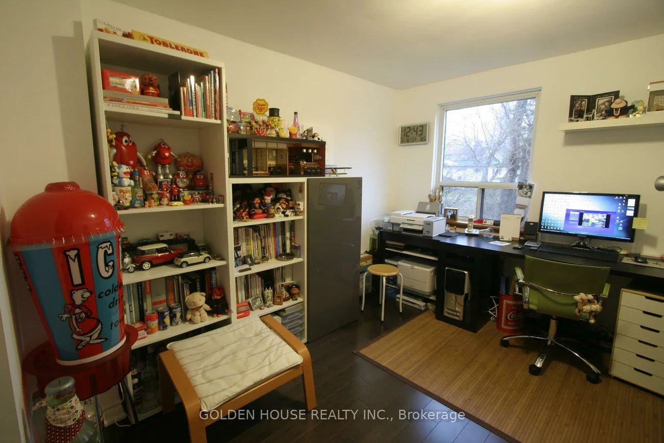 21, Thatcher, Cliffcrest, Toronto