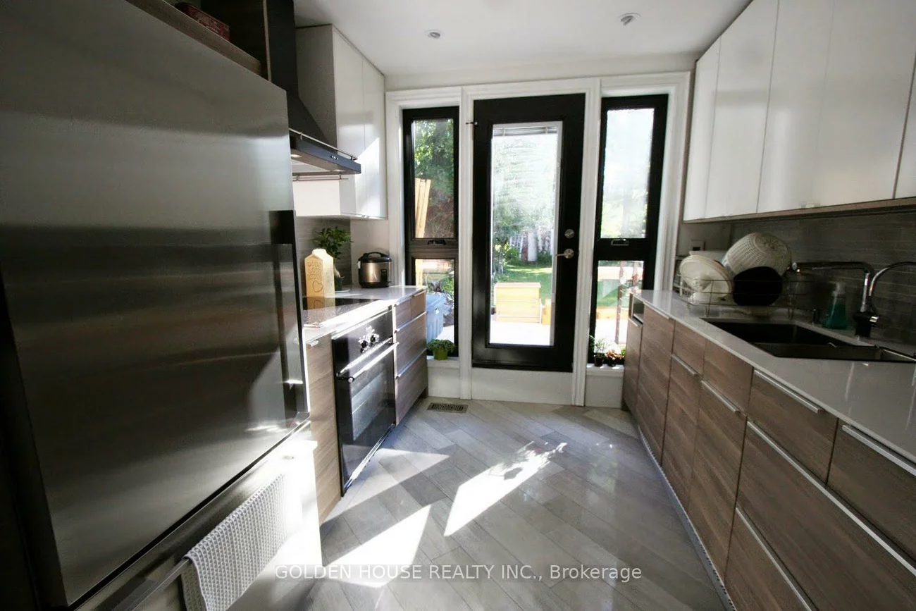 21, Thatcher, Cliffcrest, Toronto