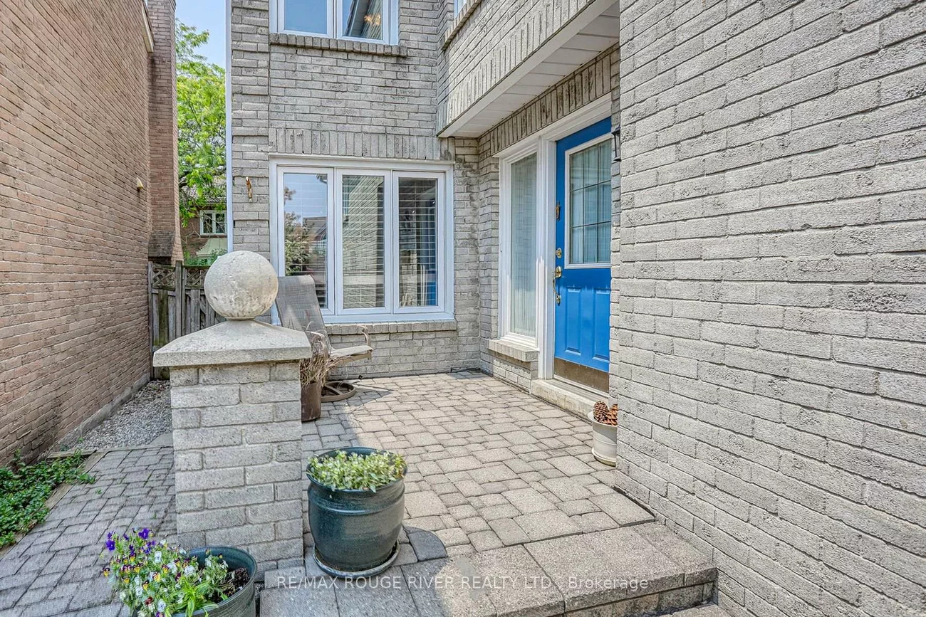 55, Carlisle, Rouge E11, Toronto