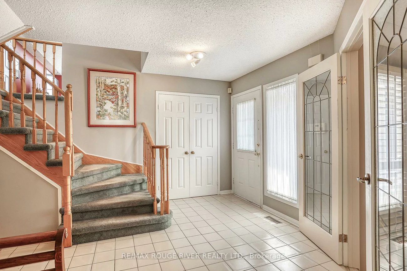 55, Carlisle, Rouge E11, Toronto