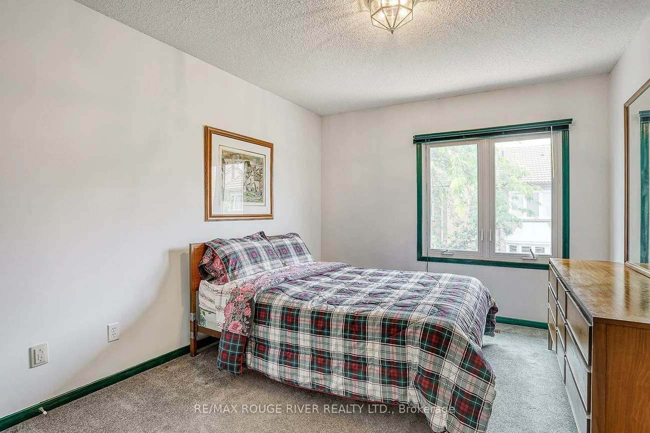55, Carlisle, Rouge E11, Toronto