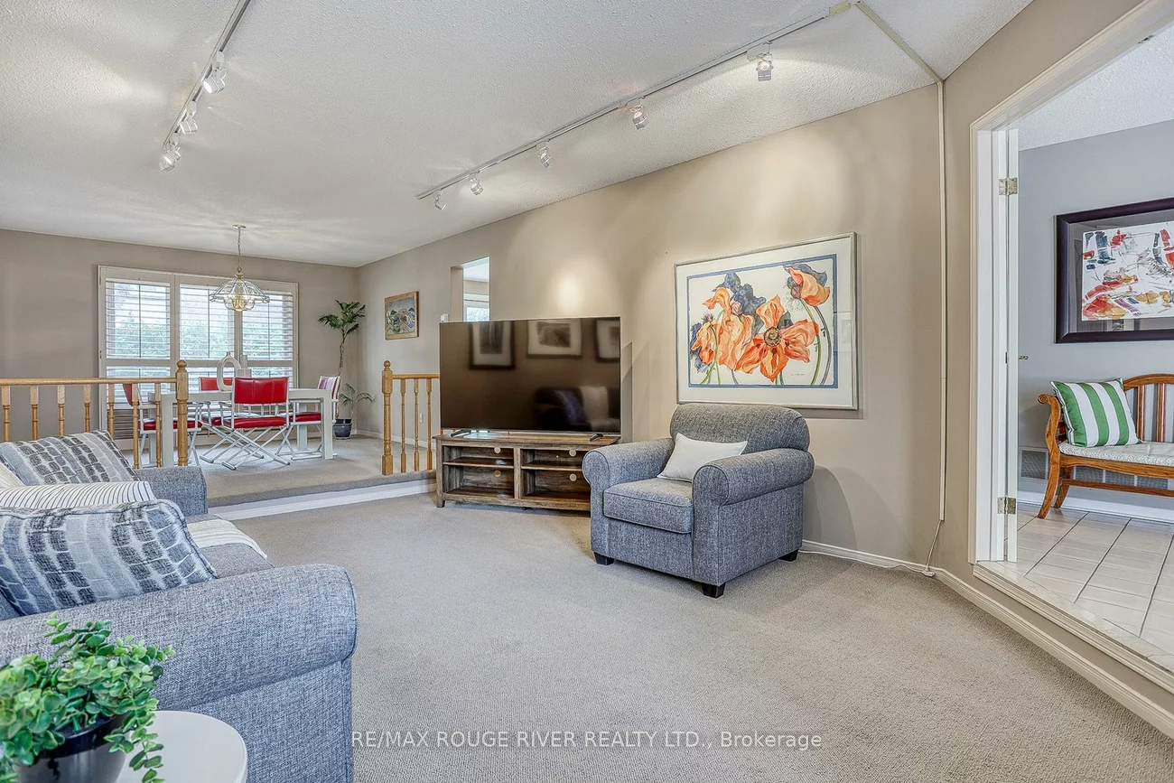 55, Carlisle, Rouge E11, Toronto