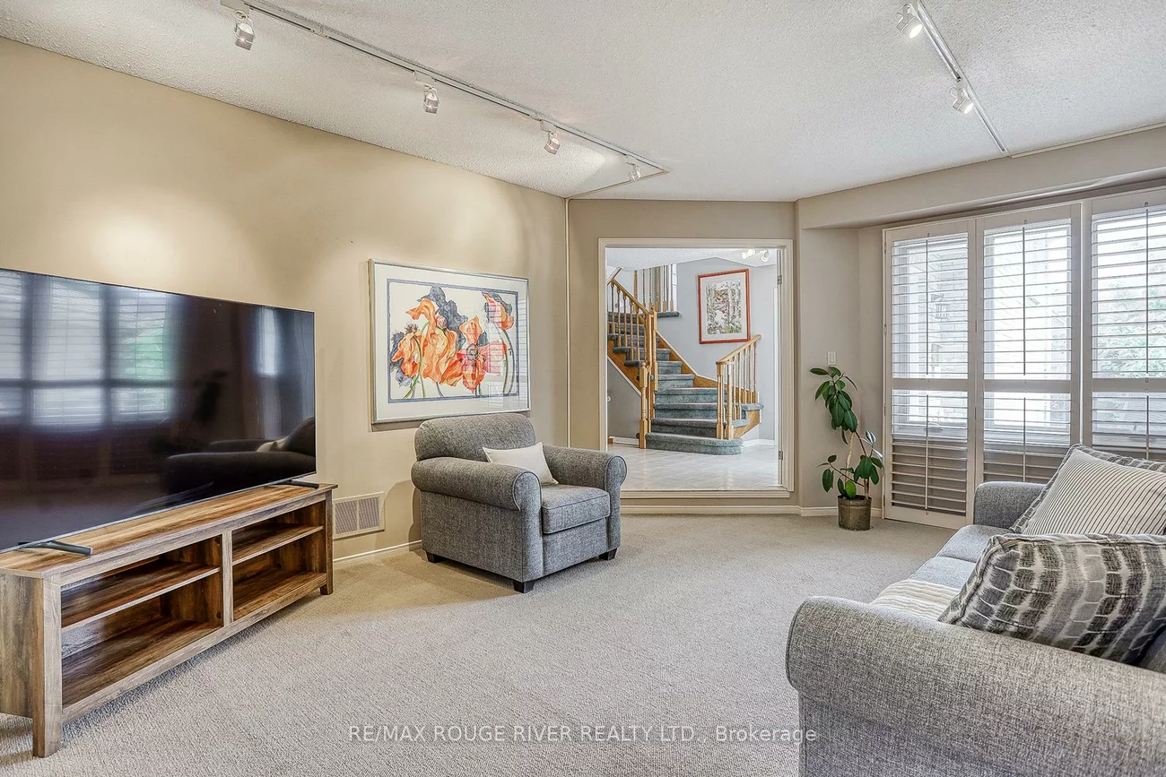55, Carlisle, Rouge E11, Toronto