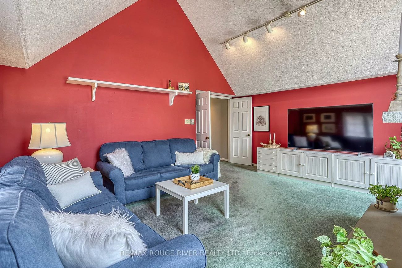 55, Carlisle, Rouge E11, Toronto