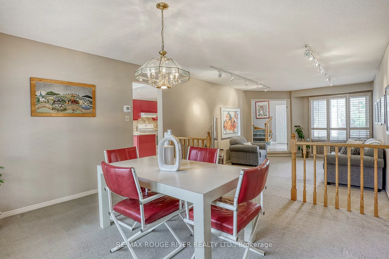 55, Carlisle, Rouge E11, Toronto
