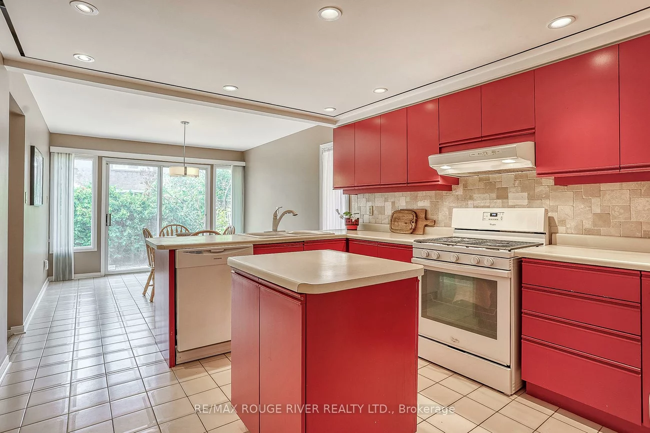 55, Carlisle, Rouge E11, Toronto