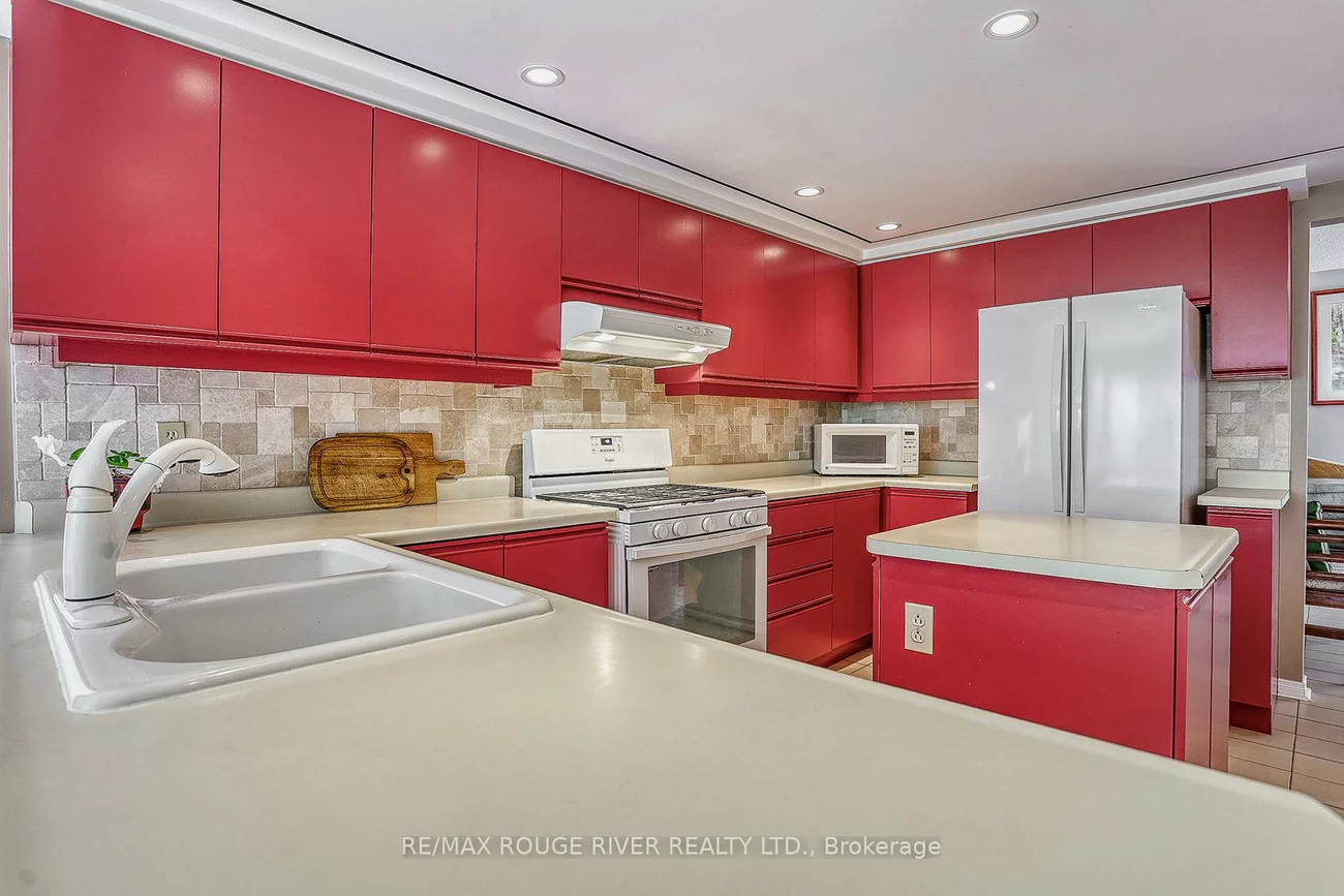 55, Carlisle, Rouge E11, Toronto