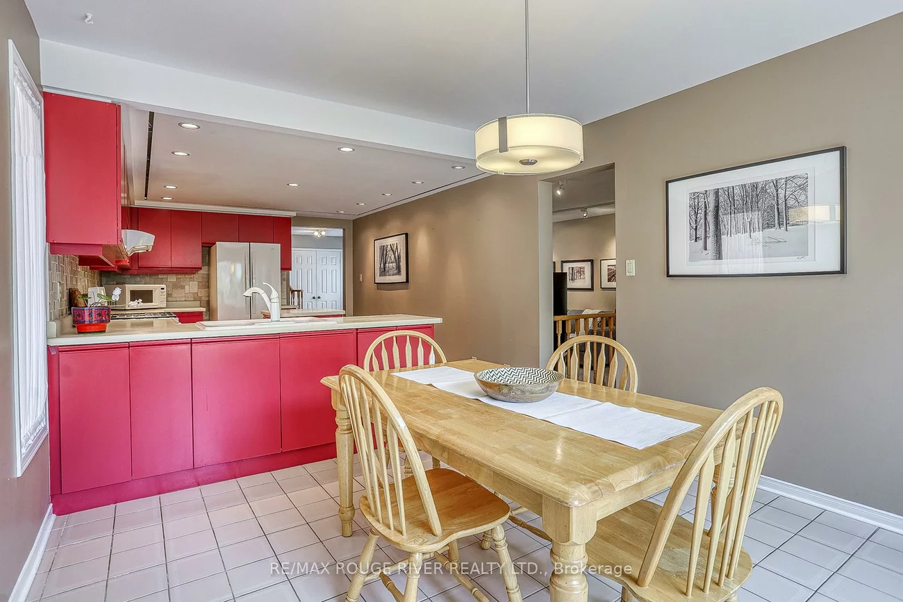 55, Carlisle, Rouge E11, Toronto