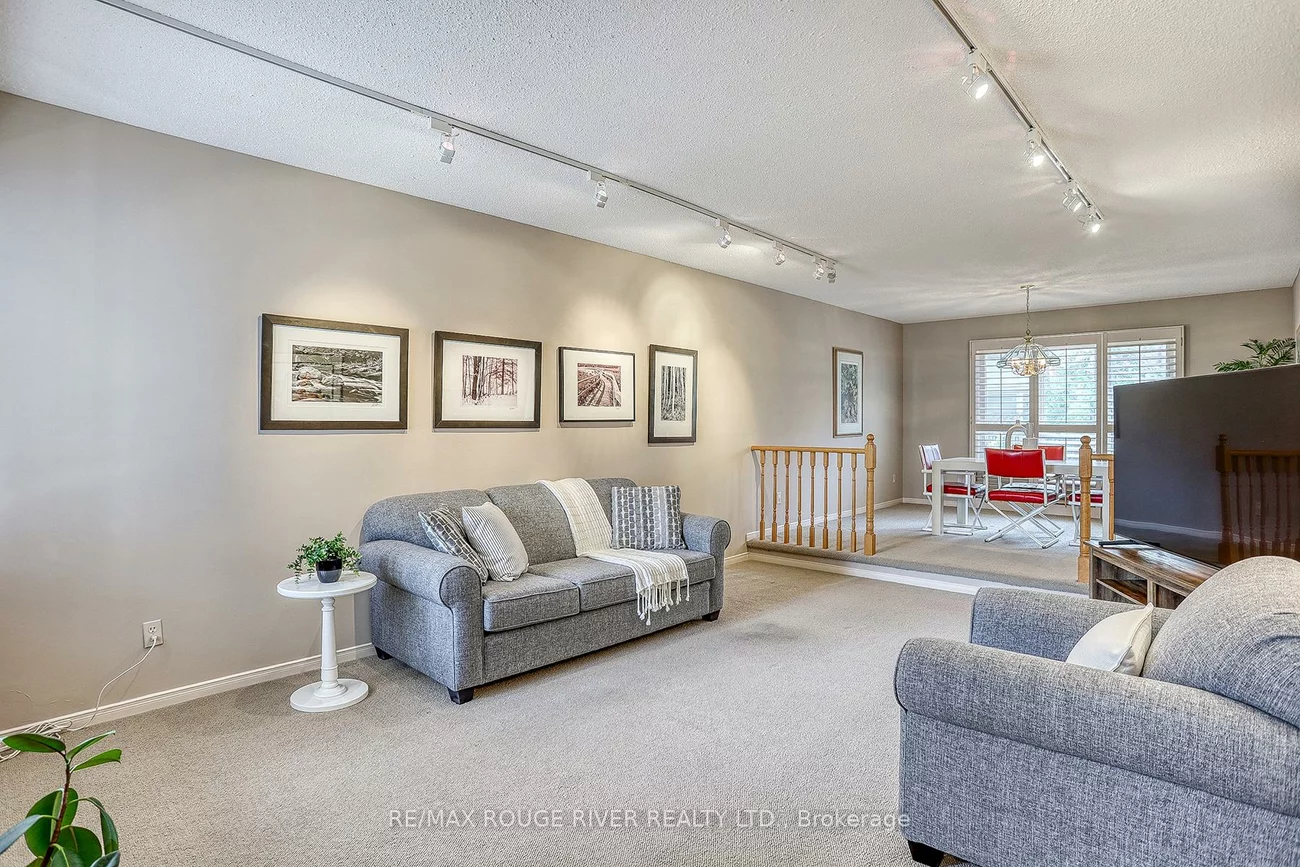 55, Carlisle, Rouge E11, Toronto